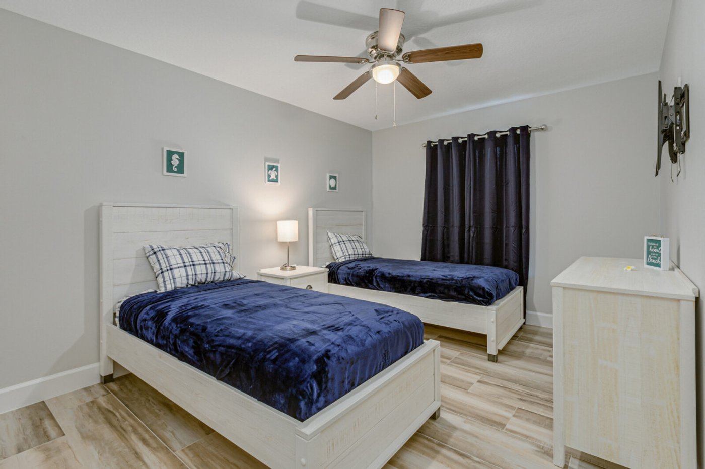 Twin bedroom